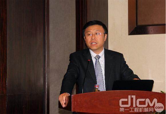 山重建机副总经理王鲁峰做生产工作汇报