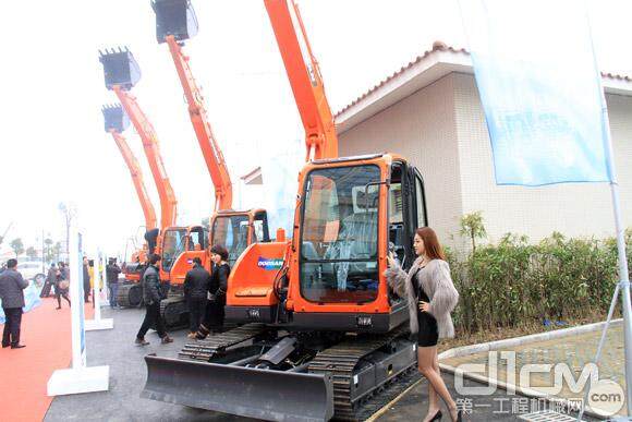 斗山新品发布会展出的DX75和DX120新型挖掘机
