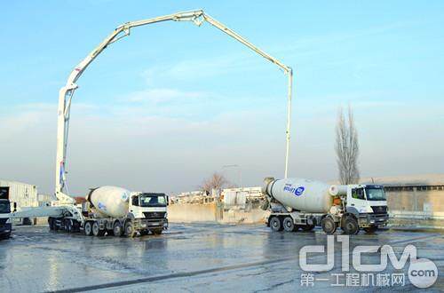 土耳其最长臂架泵车 中联56米臂架泵车完美首秀