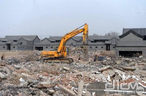 2014年2月17日，北京昌平区北七家镇郑各庄村自行拆除近了5万平方米的违法建筑。