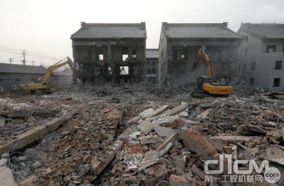 2014年2月17日，北京昌平区北七家镇郑各庄村自行拆除近了5万平方米的违法建筑。