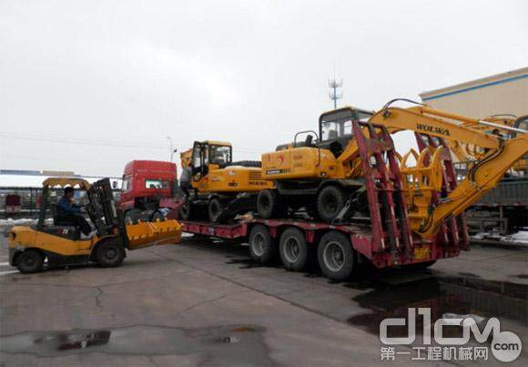 沃尔华集团2014年首批轮式挖掘机订单发运