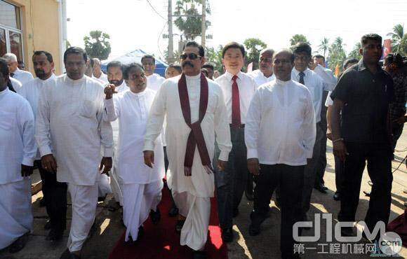 斯里兰卡总统拉贾帕克萨抵达通车仪式现场