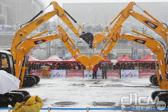 雷沃挖掘机——雪中的金刚