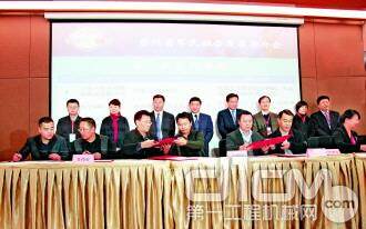 3月13日，在西安举办的2014年贵州省军民融合发展推介会项目签约现场