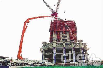 中联重科101米长臂架泵车在武汉施工
