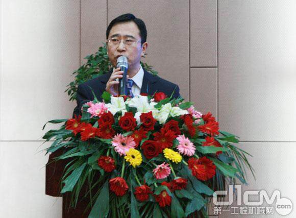 徐工道路机械事业部营销公司副总监王昌明致辞。