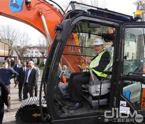 伦敦市长鲍里斯操纵挖掘机