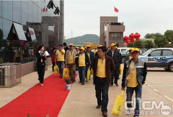 来自湘鄂赣三省的300多名工程机械操作手齐聚中国好司机长沙站活动现场