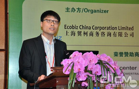 贾泽辉代表中国工程机械工业协会-施工机械化分会致辞