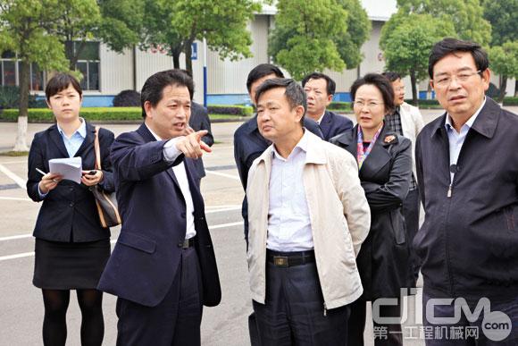 孙昌军副总裁（左二）陪同谢勇副主任（左三）一行参观中联产品展