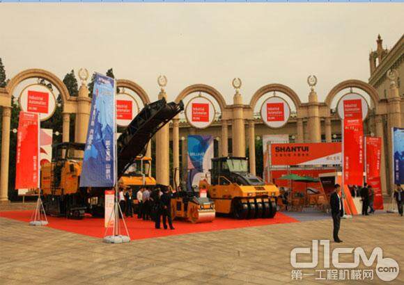 山推筑养路设备新品发布会在北京展览馆举办