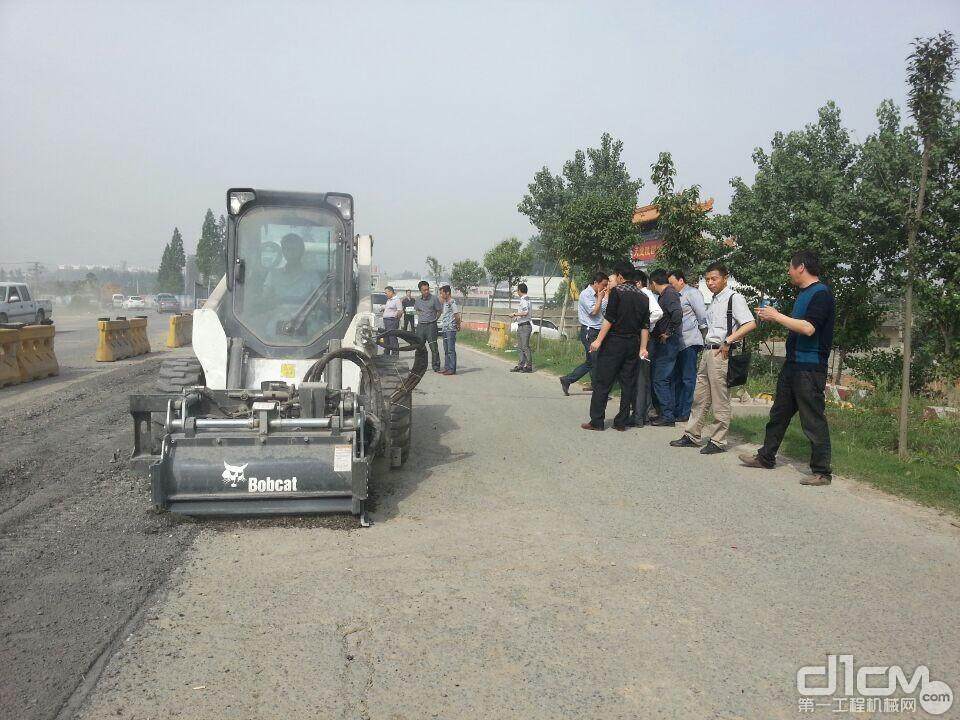 湖北襄阳市公路局组织2014养护工程机械演示会