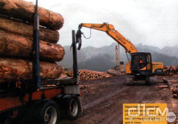 玉柴YC230LC-8森林挖掘机拖动满载木头的拖板