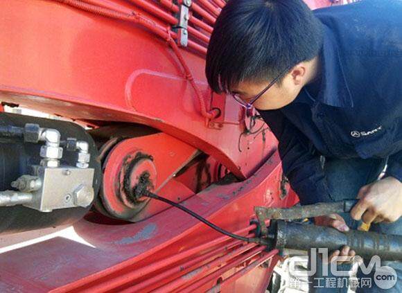 服务工程师魏诗荣正在为客户的泵车加注黄油
