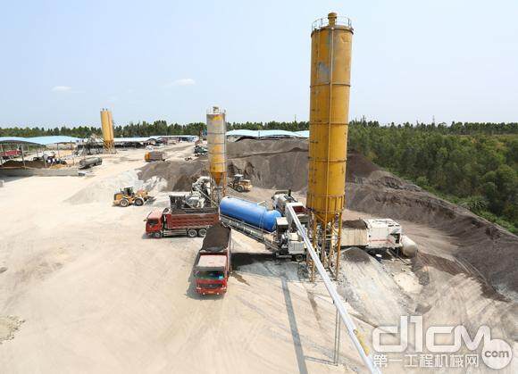 维特根(Wirtgen)厂拌冷再生设备KMA 220工作站场景