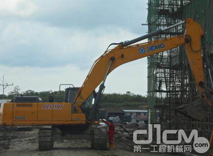 徐工大吨位挖掘机掘进马来西亚