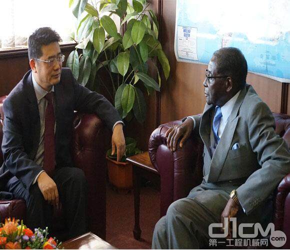 王岩松副总与穆加贝总统