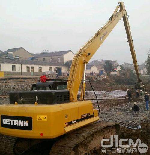 奇瑞迪凯DE300新加长臂挖掘机助力南京城市建设
