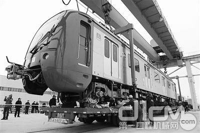 不久前一列最新款的EMU电动车组从中国北车长客股份公司(简称长客股份)起运，远涉重洋赶赴巴西里约热内卢