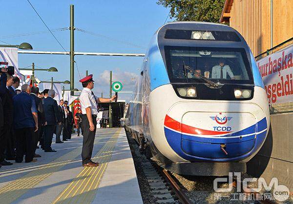 7月25日，首趟安伊高铁列车抵达土耳其伊斯坦布尔站。由中国企业参与建设的连接土耳其首都安卡拉和土最大城市伊斯坦布尔的高速铁路二期工程25日顺利实现通车。土总理埃尔多安等高级官员出席通车仪式并试乘了首趟高铁。