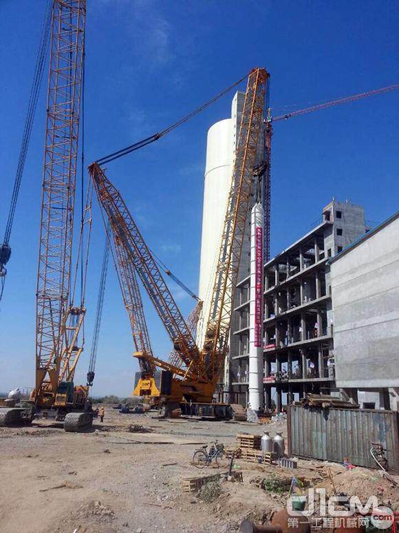 近日，徐工XGC15000履带起重机转战于新疆玛纳斯县心连心化工厂，此次吊装的为重达600余吨的尿素塔