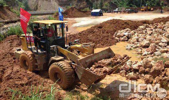 地震无情·雷沃有情，雷沃装载机正在抢修救援道路