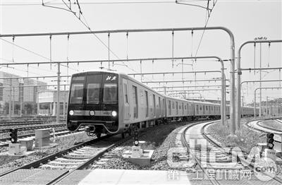 北京地铁14号线东段动车调试启动 年底通车试运营 