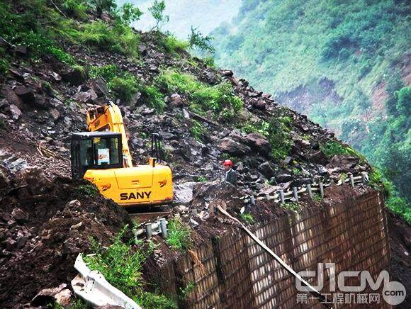三一挖机在重灾区鲁甸县龙头山镇抢挖通往震中的“生命线”