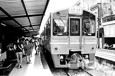 图为泰国火车站内一角。老旧的柴油燃料机车是泰国人民主要的出行工具之一