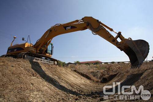 配备坡度控制系统的挖掘机可以确保精确施工
