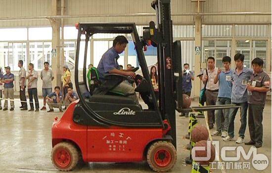 第三届“林德杯”中国叉车职业技能巡回赛在潍柴激情上演