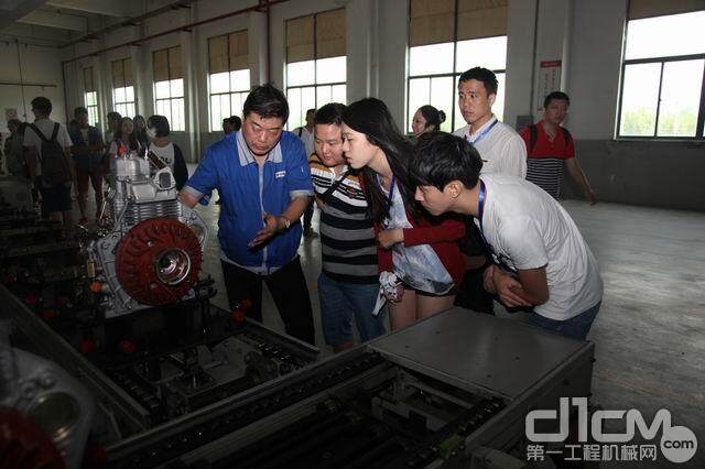 图为中国台湾地区高校社团负责人在公司汽油机基地参观