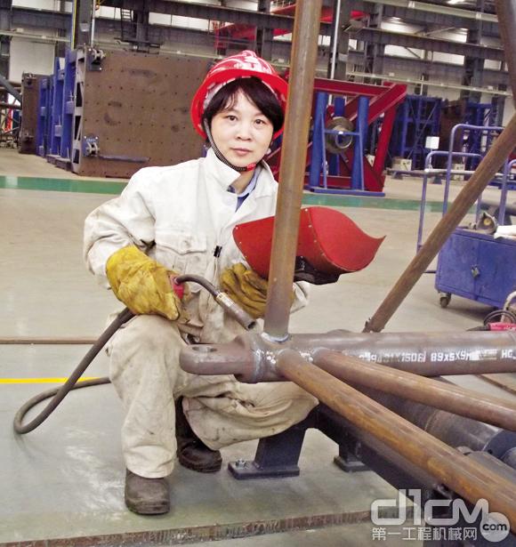 中联重科工程起重机公司履带吊臂架车间小吨位焊接班长王娟
