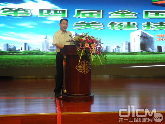 中国公路学会副秘书长巨荣云在大会开幕式上致辞