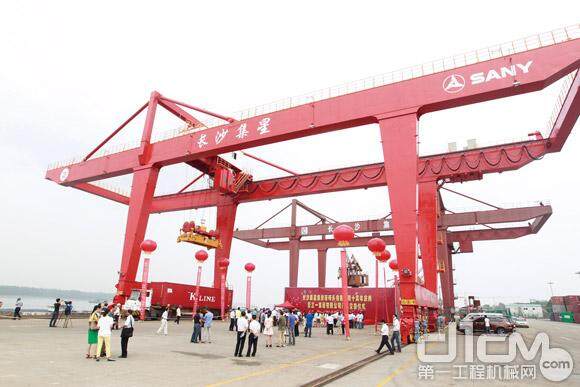 湖南首台超长臂场桥在长沙新港集星集装箱码头正式启用