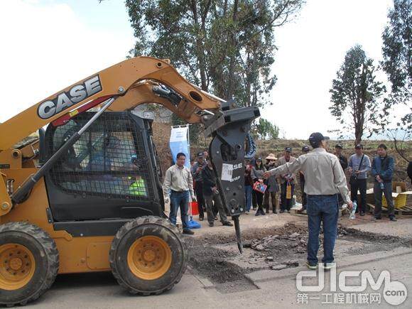 云南楚雄市公路养护的不二选择：凯斯滑移装载机