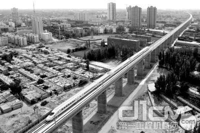 一列动车从兰新高铁新疆哈密特大桥上驶过