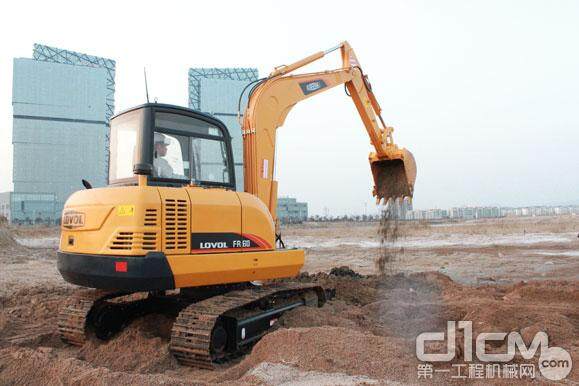 雷沃FR60D挖掘机正在施工