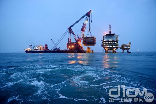 国内最大海洋石油井口平台组块成功吊装 