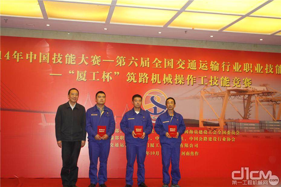 交通运输部总工程师周海涛为获奖选手颁奖。