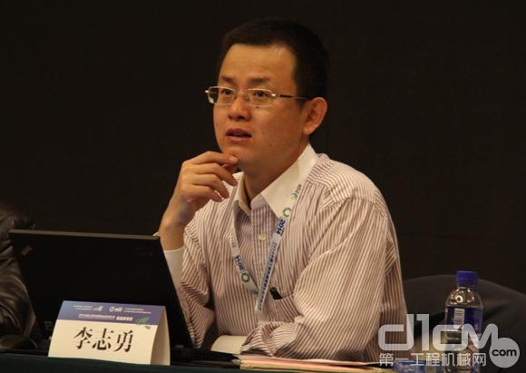 中国工程机械工业协会维修及再制造分会秘书长李志勇主持本次会议