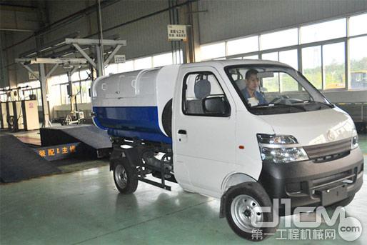 徐工重庆公司首台LBJ1D可卸式垃圾环卫车下线