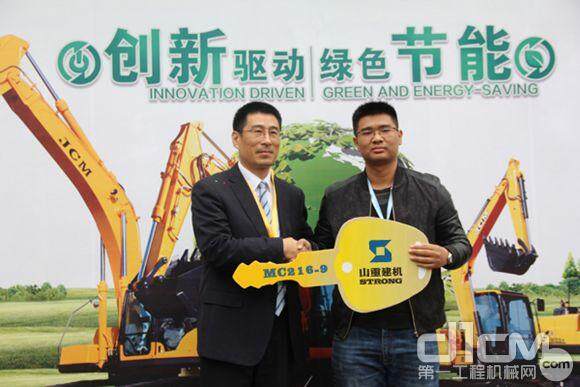 山重建机总经理夏禹武将代表着创富的挖掘机钥匙交到客户手中