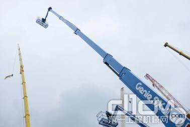 吉尼最高自行式直臂型高空作业平台亮相2014 BAUMA展