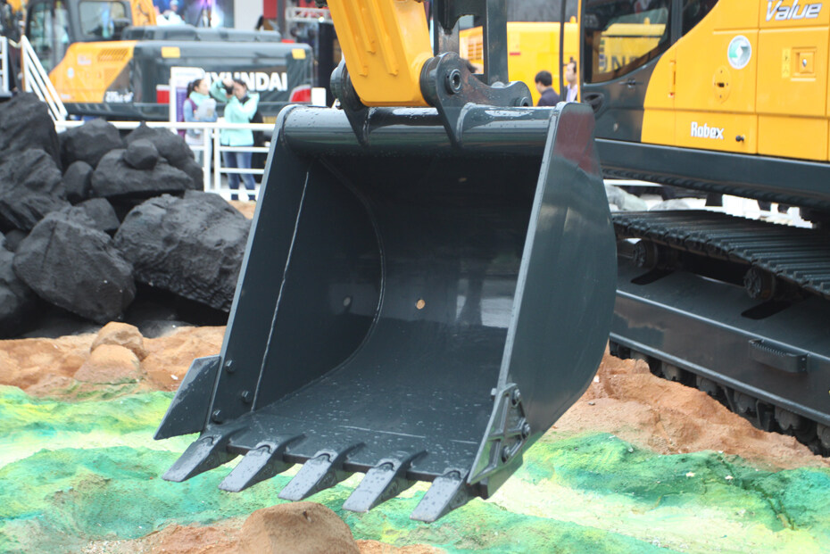 现代R60-V液压挖掘机宝马展风采