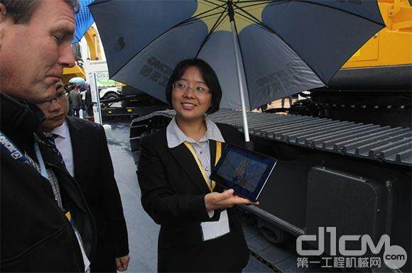 在2014上海宝马展会上，徐工基础产品讲解员全部用ipad向用户进行产品信息介绍