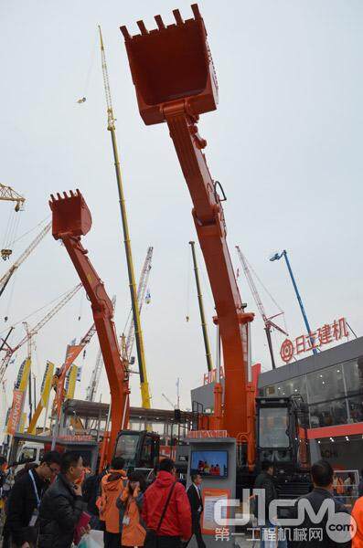 baumaChina2014上海宝马展于11月25-28日在上海新国际博览中心开幕，图为日立建机展台新品ZX690LCH-5A大型矿用挖掘机展示。