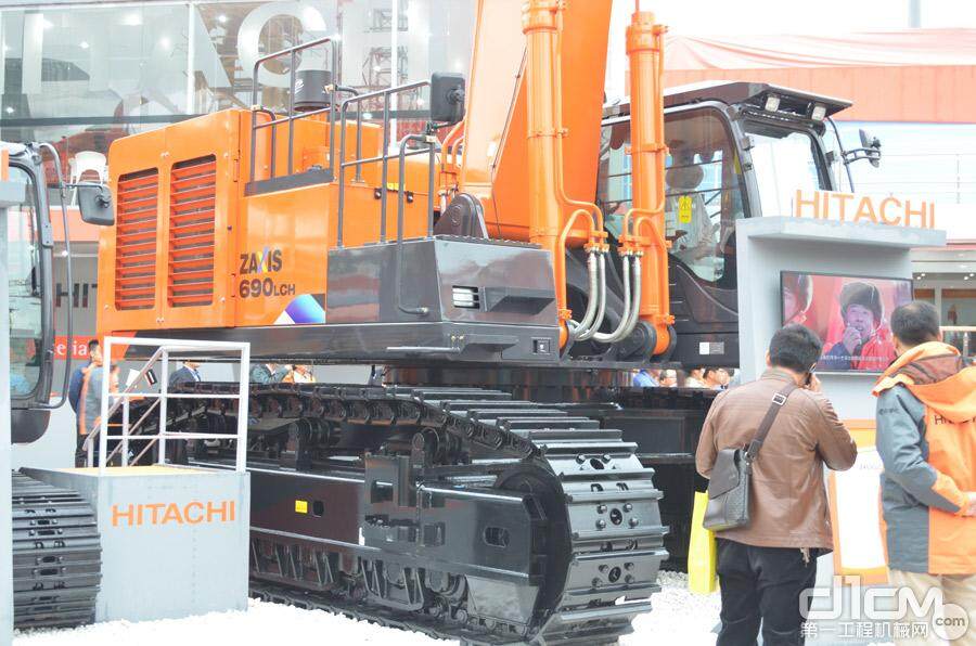baumaChina2014上海宝马展于11月25-28日在上海新国际博览中心开幕，图为日立建机展台新品ZX690LCH-5A大型矿用挖掘机展示。