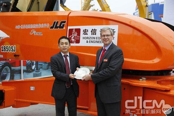 JLG（捷尔杰）总裁法兰克 • 内尔豪森先生与宏信设备工程有限公司董事长王佳音先生互换礼物
